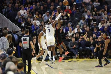 电竞赛事直播-心态失衡！勇士最多落后30分：库里16中6仅16分，老板双手抱头